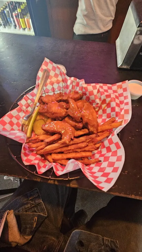 Chicken Wings with Fries